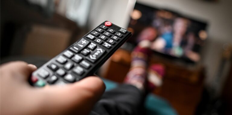 Schätzungsweise drei Millionen TV-Kabelkunden von Vodafone könnten sich bald wundern, dass sie einige Fernsehkanäle nicht mehr empfangen können. (Symbolbild)