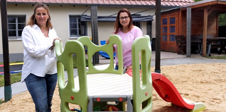 Tanja Kortenhorn-Helbig (r.) und Yvonne Buchwald leiten die Großtagespflege Villa Sonnenschein in Flaesheim.
