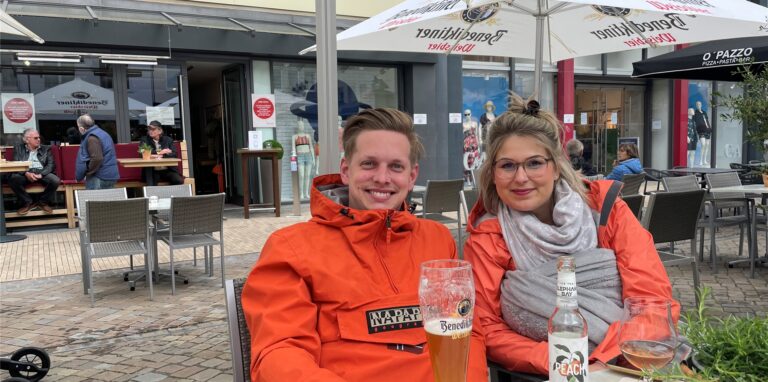 Rund sieben Monate war die Gastronomie dicht: Julian Robert und Melina Rex genießen ihre Getränke auf dem Marktplatz.