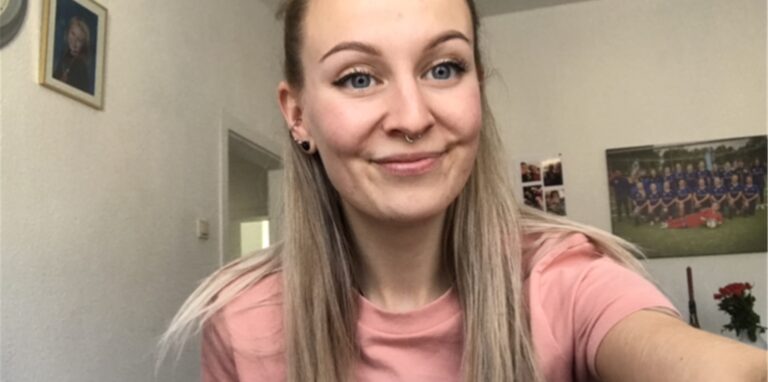 Im Hintergrund ist zu erkennen, was Tabeas große Leidenschaft ist: das Fußballspielen.