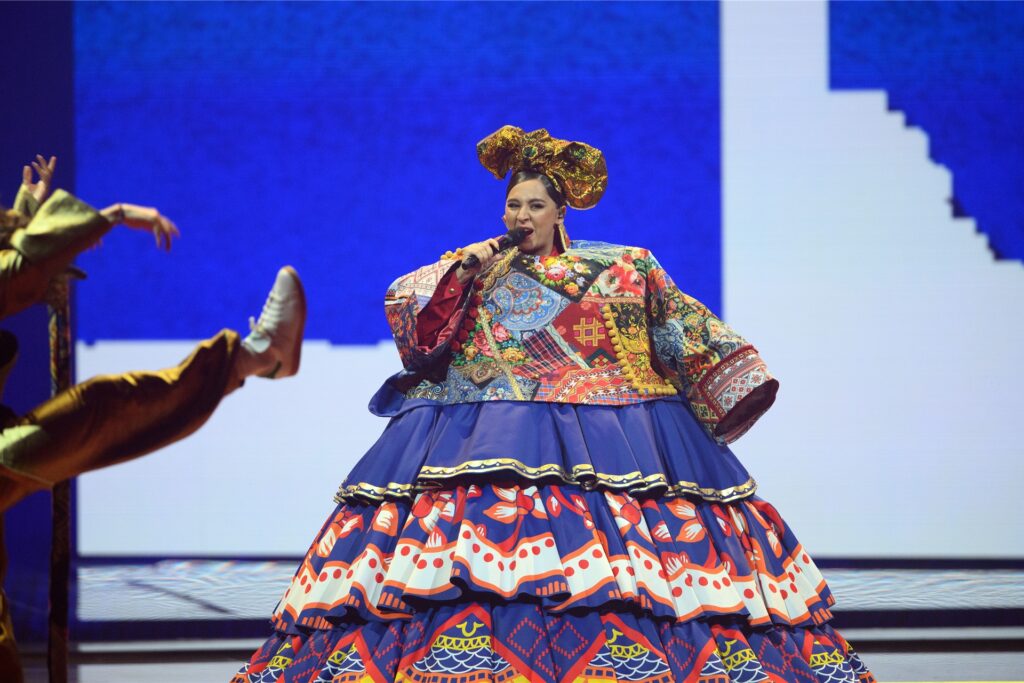 Fremdscham-Momente gab es auch: Die Sängerin Manizha (Russland) schälte sich aus diesem überdimensionalen Kleid.