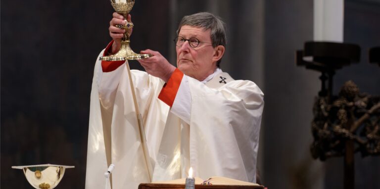 Düsseldorfer Kirchenmitglieder haben einen offenen Brief an Kardinal Rainer Maria Woelki geschrieben. Sie bitten ihn, die Firmung in ihrer Gemeinde nicht durchzuführen.