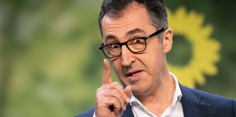 Der Bundestagsabgeordnete Cem Özdemir (Bündnis 90/Die Grünen), kritisiert die Kooperation der Schulen im Religionsunterricht mit Ditib.