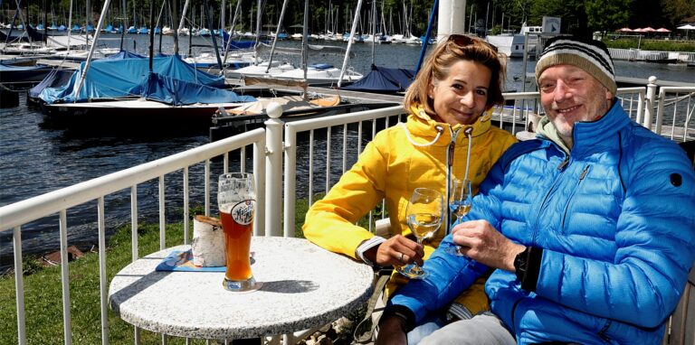 Volker und Melanie Eickholt genossen die Sonnenstrahlen am Sonntag an der Kajüte.