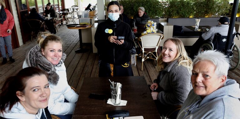 Endlich wieder raus kommen: Cäcilia, Lena und Lisa Backhaus sowie Andrea Erden freuten sich auf ihre erste Bestellung im Café del Sol.