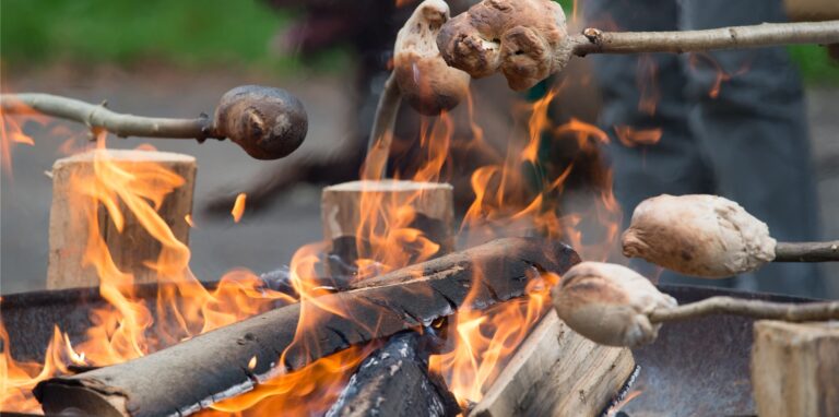 Stockbrot – Der Teigfladen gelingt auch im heimischen Garten.