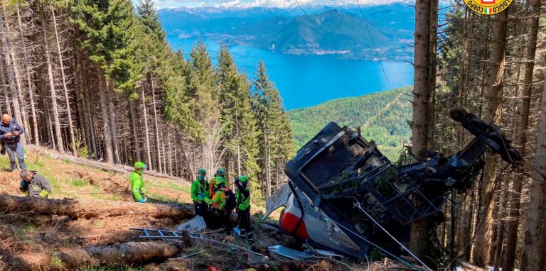 Retter arbeiten am Wrack einer Gondel, die in der Nähe des Gipfels der Stresa-Mottarone-Linie in der Region Piemont, Norditalien, abstürzt war.
