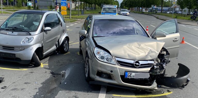 Schwer verletzt wurden drei Personen am Sonntagnachmittag bei einem Unfall auf der B 224 an der Kreuzung zur Händelstraße.