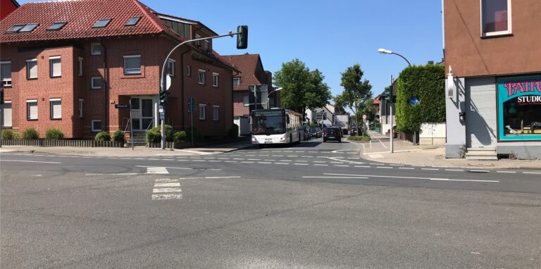Auf der Kreuzung B235/Gerther Straße sind am Freitagnachmittag (21.5.) zwei Autos zusammengestoßen.