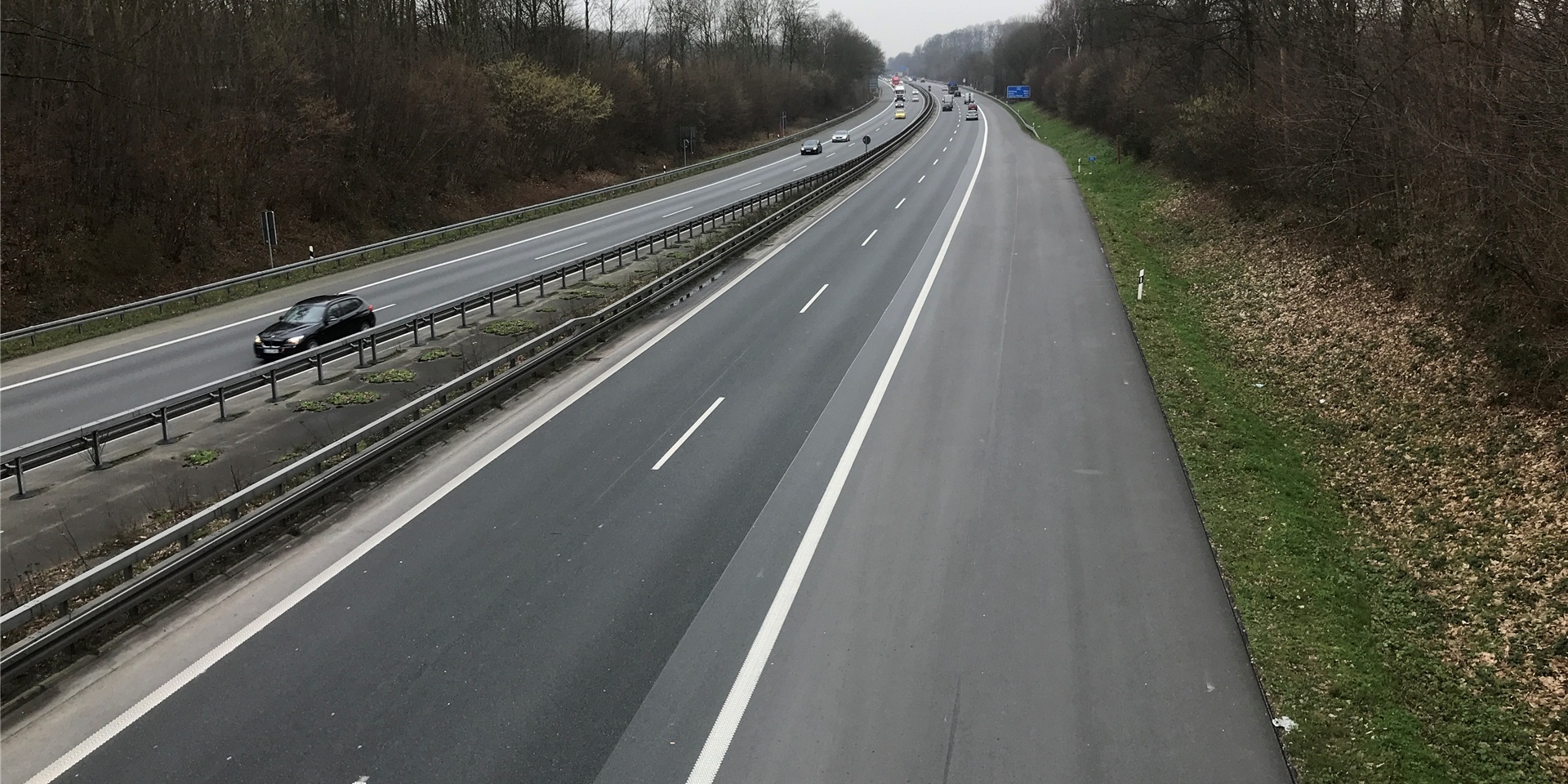 An der Autobahn 42 werden zwischen Castrop-Rauxel und Bottrop Schutzplanken repariert.
