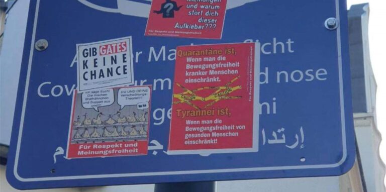 Kritiker der Corona-Maßnahmen haben in der Innenstadt – hier am Pastoratweg – Hinweisschilder zur Maskenpflicht mit Aufklebern beklebt.