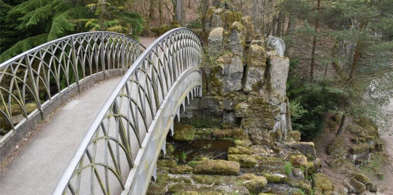 Entlang der Wege im Bergpark Wilhelmshöhe zeigen sich immer wieder kleine architektonische Highlights wie die Teufelsbrücke.
