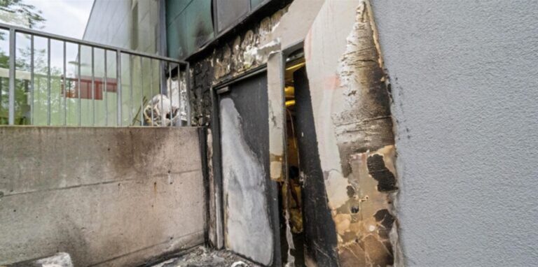 Der Brand am Stadtbad hat sichtbaren Schaden an der Fassade hinterlassen.