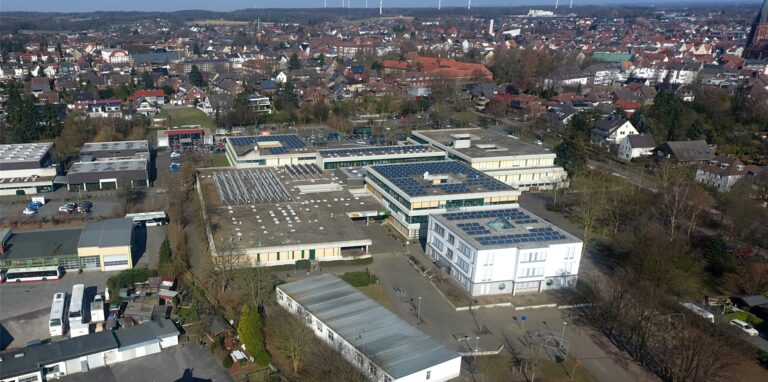 Das Schulzentrum soll erweitert werden. Als Bauplatz ist der Bolzplatz an der Annabergstraße, auf dem Foto im Vordergrund rechts, vorgesehen.