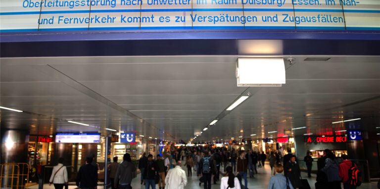 Wegen einer gerissenen Oberleitung kommt es momentan am Bochumer Hauptbahnhof zu Zugausfällen und Verspätungen.
