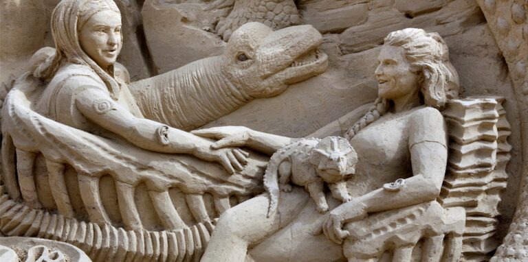 Die Arbeiten der Künstler, wie die Sandskulptur von Mariechen Danz und Kerstin Brätsch am Silbersee II sind schon fertiggestellt.