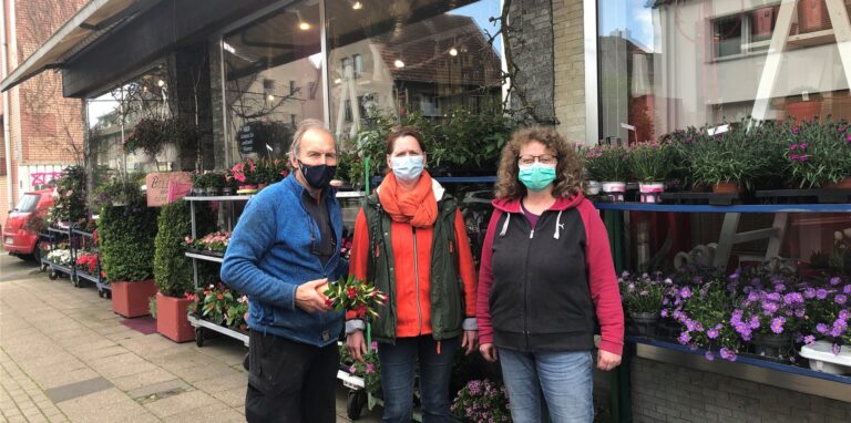 Wolfgang Schlieker, Ulrike Richert und Ulrike Hasenack (v.l.) müssen ihre Waren jetzt ganz dicht an die Wand schieben und finden das grauenhaft.
