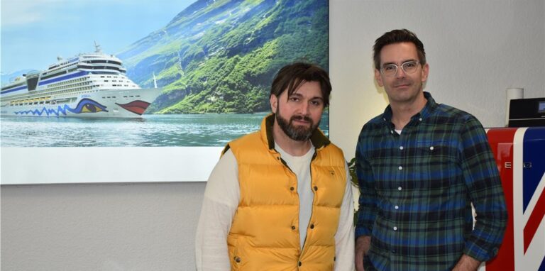 Sebastian Fularzik (rechts) und Özer Öner vom Reisebüro Seahoi freuen sich nach über einem Jahr „Halbgas“ über den aktuellen Aufschwung.