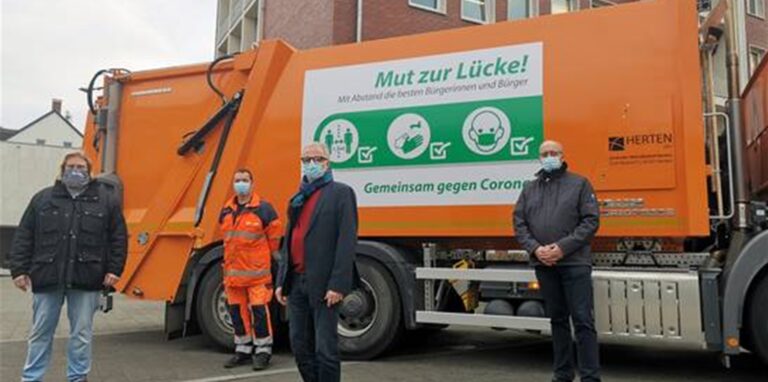 Aufklärung per Müllwagen: Impfen und Testen war noch kein Thema, als im Dezember 2020 mehrere ZBH-Fahrzeuge mit Corona-Hinweisen beklebt wurden. Abstand, Händewaschen und Maske waren das Gebot der Stunde, für das hier Bürgermeister Matthias Müller (2. v. r.), ZBH-Betriebsleiter Thorsten Westerheide (r.), Personalratsvorsitzender Gordon Dzikowski (l.) und ZBH-Mitarbeiter Holger Stier warben.