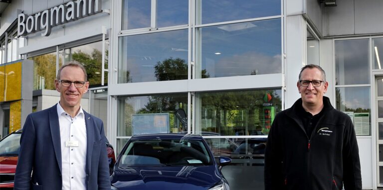 Geschäftsstellenleiter Werner Schulte-Lünzum (l.) begrüßt Service-Berater und Kfz-Meister Martin Schröer bei Borgmann in Haltern.