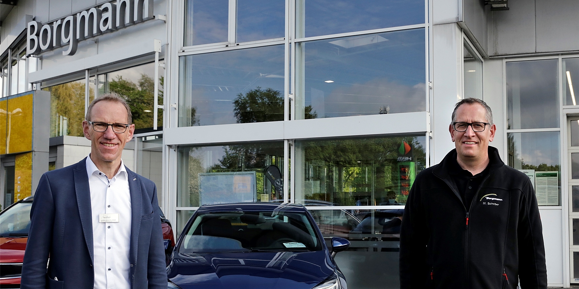 Geschäftsstellenleiter Werner Schulte-Lünzum (l.) begrüßt Service-Berater und Kfz-Meister Martin Schröer bei Borgmann in Haltern.