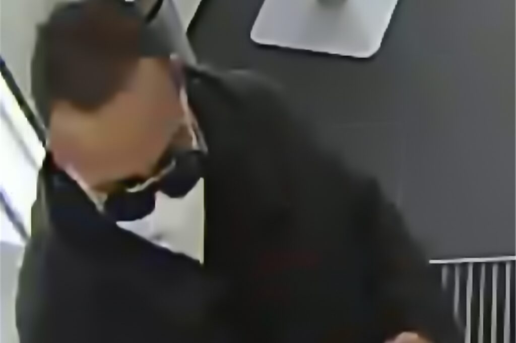 Mit diesem Foto sucht die Polizei nach einem der Tatverdächtigen, die die Rentnerin aus Castrop-Rauxel betrogen haben sollen.