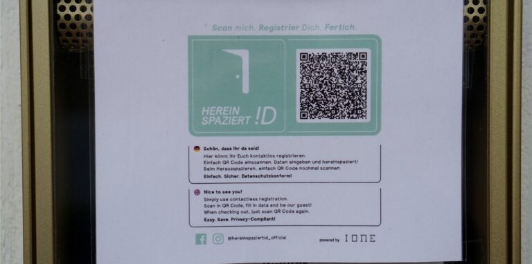 Die grünen Sticker vor der Marktschänke erklären den Gästen, wie sie ganz einfach einchecken können. Betreiber Karl-Hein van Loon baut auf die Hereinspaziert!D-App, andere Gastronomen wählen andere Apps.