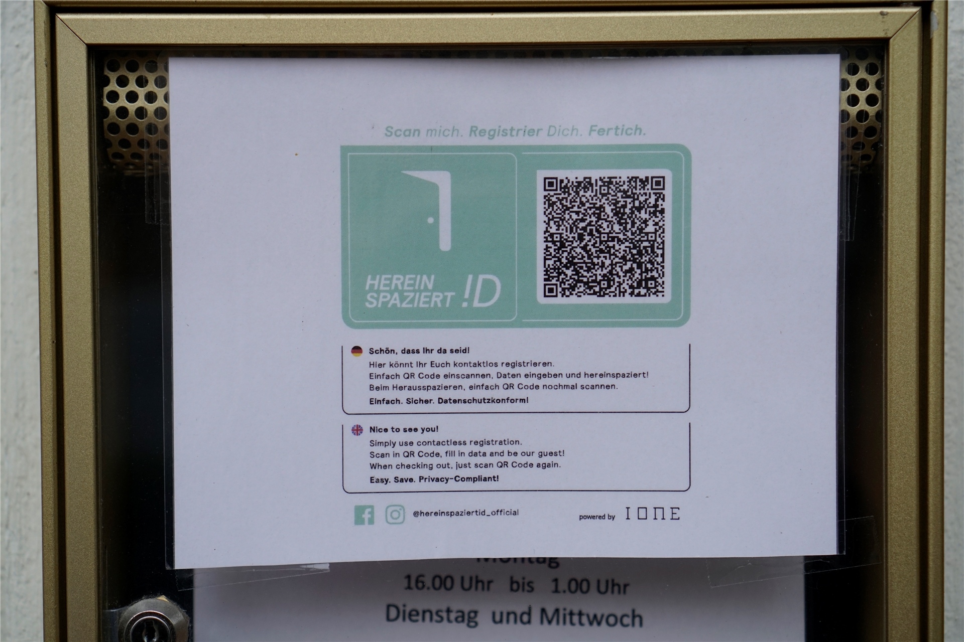 Die grünen Sticker vor der Marktschänke erklären den Gästen, wie sie ganz einfach einchecken können. Betreiber Karl-Hein van Loon baut auf die Hereinspaziert!D-App, andere Gastronomen wählen andere Apps.