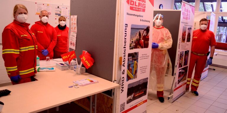 Die Mitglieder der DLRG arbeiten ehrenamtlich im Corona-Schnelltestzentrum am Seebad.