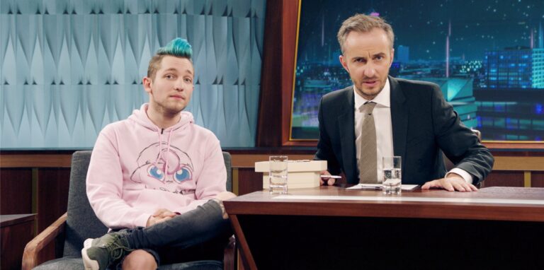 Youtuber Rezo (l) und Moderator Jan Böhmermann sitzen in der Aufzeichnung der Sendung «Neo Magazin Royale» in der Studio-Kulisse.