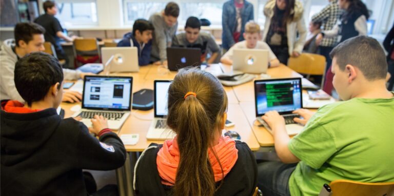 Schüler arbeiten an Laptops (Symbolbild).