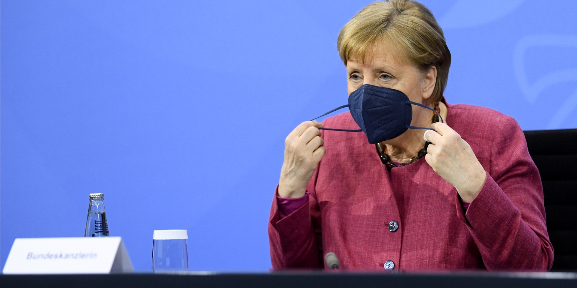 Bundeskanzlerin Angela Merkel (CD) nimmt an einer Pressekonferenz nach einem Impfgipfel von Bund und Ländern zur Coronavirus-Erkrankung (COVID-19) im Kanzleramt teil.