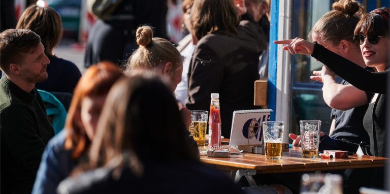 Nach monatelangen Corona-Einschränkungen können sich die Menschen in NRW auf Öffnungen freuen. (Symbolbild)