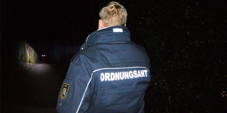 Ein Mitarbeiter des KOD steht auf einem dunklen Weg