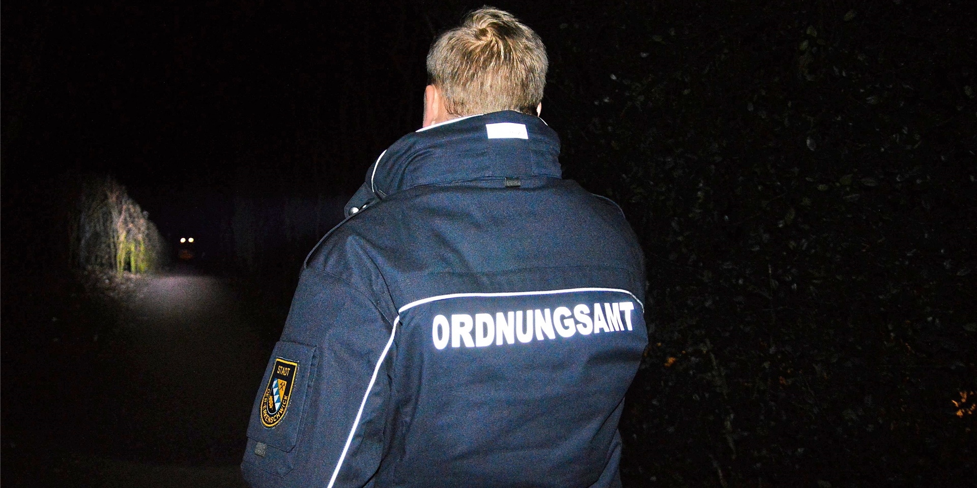 Ein Mitarbeiter des KOD steht auf einem dunklen Weg