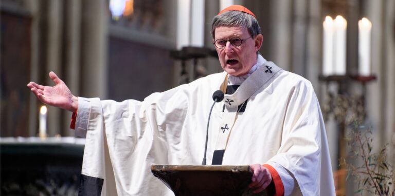 Der Kölner Kardinal Woelki hält trotz des Widerstands einer Kirchengemeinde an der Firmung von 17 Jugendlichen fest.