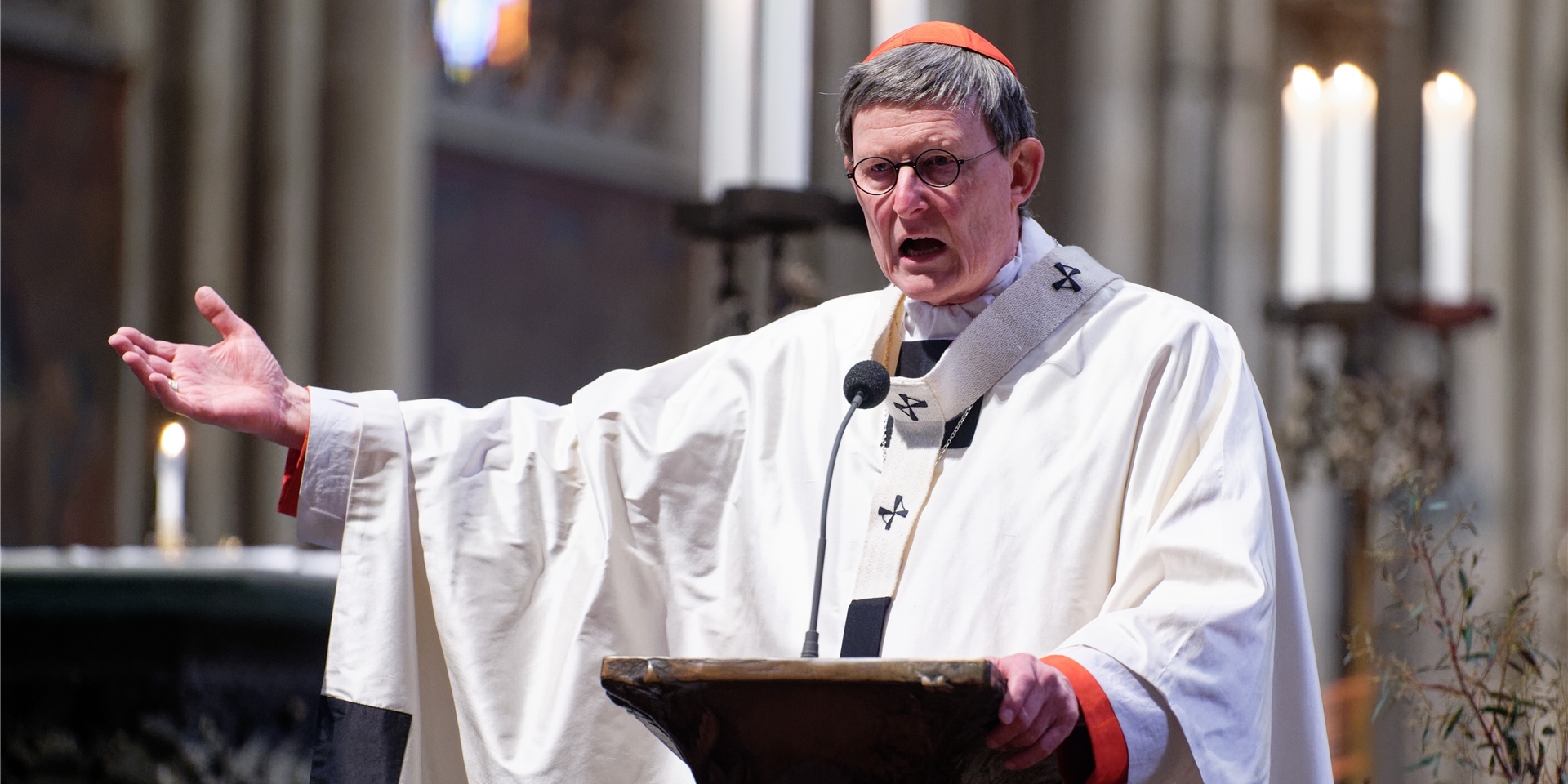 Der Kölner Kardinal Woelki hält trotz des Widerstands einer Kirchengemeinde an der Firmung von 17 Jugendlichen fest.