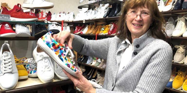 Die Kunden haben Lust auf Farbe, sagt Cornelia Buckmann vom Schuhhaus Plagge.