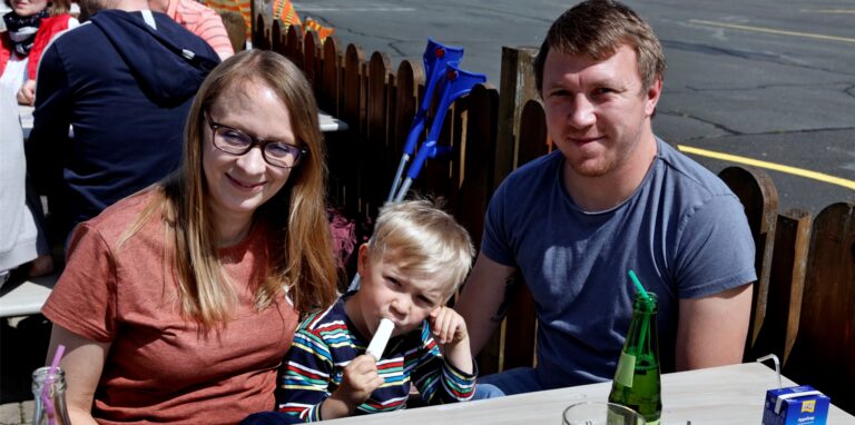 Bettina, Nico und Timo Koscholleck genossen die Sonne im Biergarten am Flugplatz Loemühle.