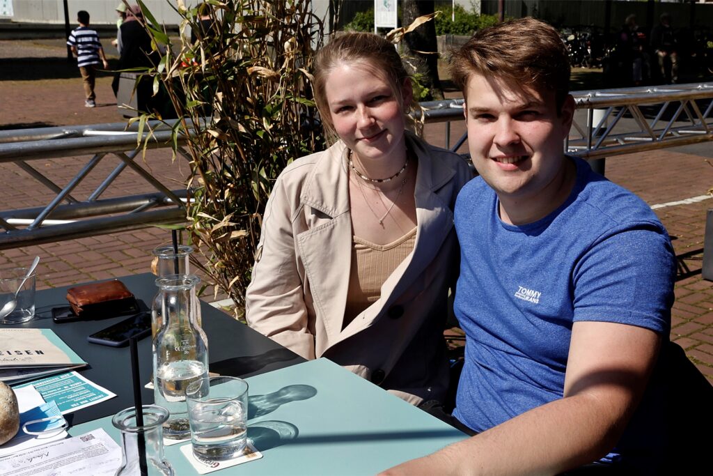 title attribut Erst shoppen, dann lecker essen: Sophia Hülsmann und Felix Grimm genossen das schöne Wetter bei Noah's Place.