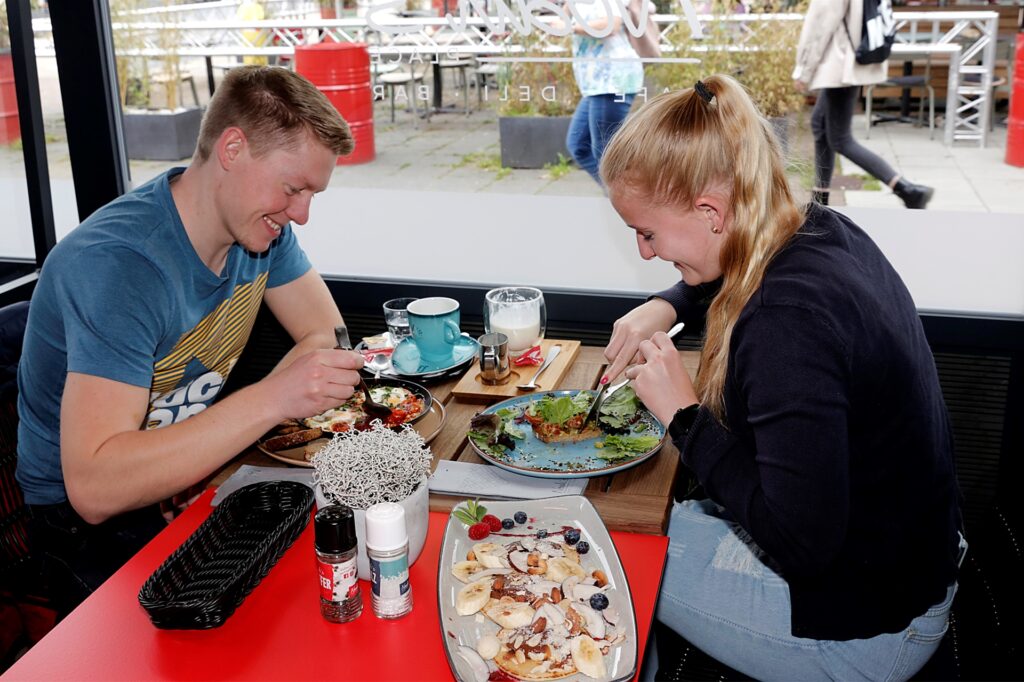 title attribut Ein üppiges Frühstrück bei Noah's Place: Darauf hatten sich Lena Voss und Jan Tüns schon lange gefreut.