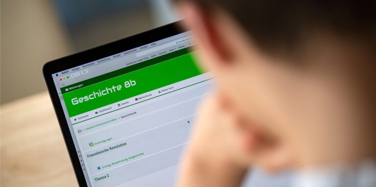 Ein Achtklässler bedient an einem Notebook eine Lernplattform (Symbolbild). Nicht alle Hertener Schülerinnen und Schüler verfügen über ein Endgerät.