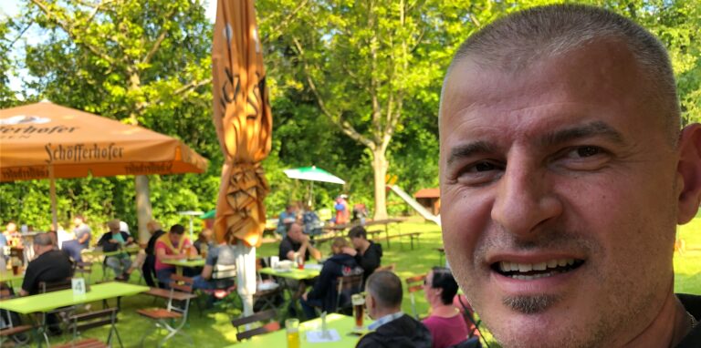 Marijan Ribicic, Wirt der Westerfilder Gaststätte „Im schönen Wiesengrund“, freut sich am Sonntag (30.5.21) über die gelungene Wiedereröffnung seines Biergartens nach der Corona-bedingten Schließung.