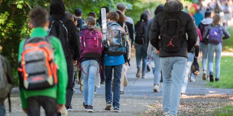 Nicht nur Schülerinnen und Schüler kehren in ihr Leben zurück, mit den sinkenden Fallzahlen kehrt auch das Leben in unsere Städte insgesamt zurück. Die Wochenbilanz offenbart dabei noch eine Erkenntnis, die abseits der Fallzahlen noch viel entscheidender ist.