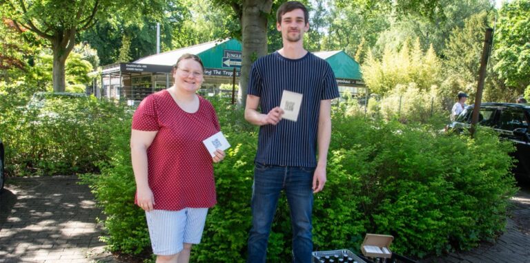 Der Startpunkt sind ein Kasten Bier und eine Kiste Limo bei Vanessa Egner und Simon Kirchhoff. Diese halten schon den QR-Code parat, der zum Start benötigt wird. Ist der Code mit der App eingescannt, kann es losgehen.