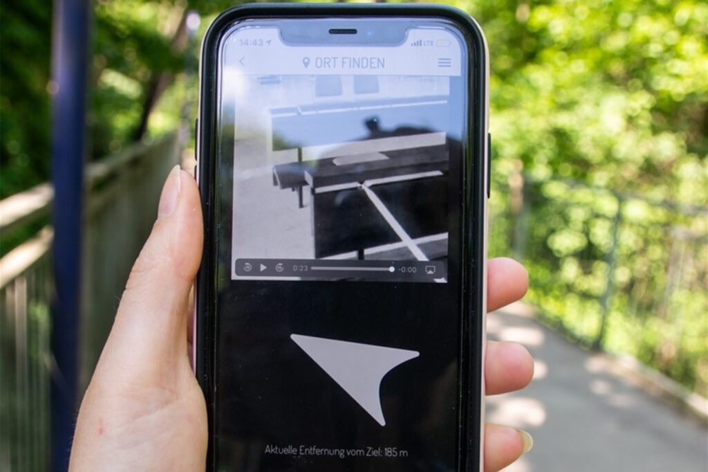 title attribut Die App „Actionbound“ macht dieses Projekt möglich, denn in ihr können die selbsterdachten Rätsel eingegeben werden, sodass die Teilnehmer nur noch dem Pfeil folgen müssen.