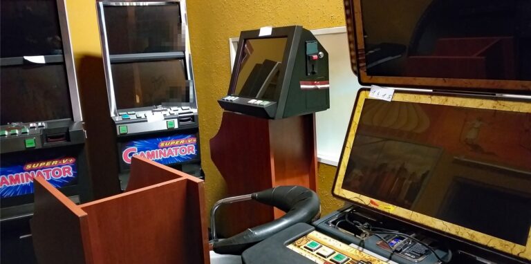 Bei der Durchsuchung wurden in dem Gebäude an der Ewaldstraße diese Spielautomaten sichergestellt.