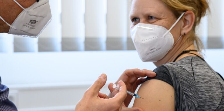 Wie hier bei einem Modellversuch in Niedersachsen können Betriebsärzte ab nächster Woche Beschäftigte gegen das Coronavirus impfen.