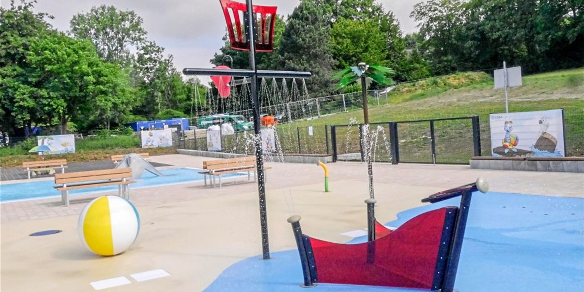 Der Spraypark im Freibad ist vor allem für die ganz kleinen Besucher gedacht.
