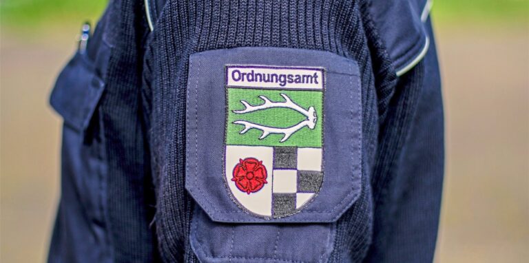 Am Wappen auf dem Oberarm gut zu erkennen: Der KOD gehört zum Ordnungsamt der Stadt Herten.